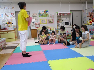 みんなで絵本を楽しんでいるようす
