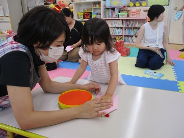 手形をとるおともだち