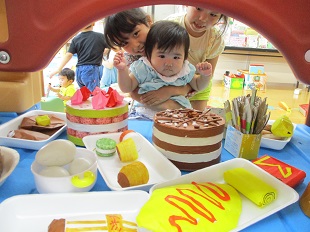 ままごとセットで遊ぶ子どもたち