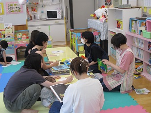 講師の先生とのおはなししているママたち