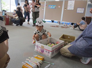 ヨーヨー釣りを楽しむお友だち