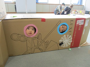 小窓から覗く姉妹