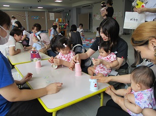 ママと一緒に製作を楽しんでいるようす
