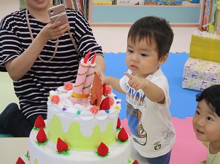 誕生ケーキを指差す子