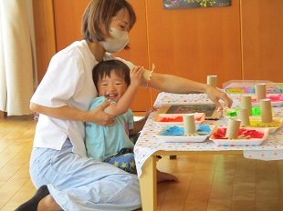 花火の製作を楽しむ親子