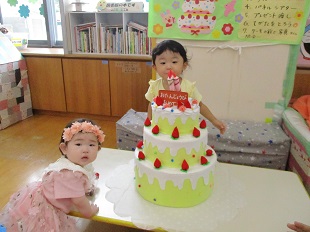 ケーキの前で歌うお友だち