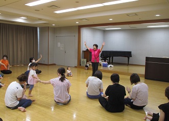 森先生の話を楽しむ親子