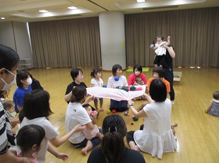 ボールを集める競争を楽しんでいるようす