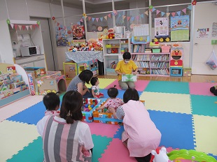 絵本の読み聞かせの様子