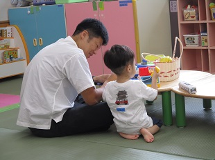 ままごと遊びを楽しむ親子
