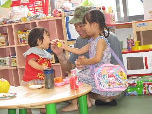 ままごとを楽しむ親子のようす