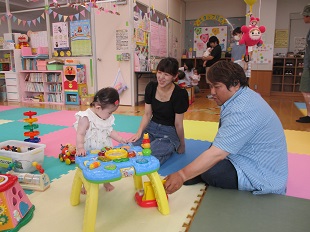 親子で遊んでいるようす