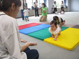ハイハイ競争に参加しているベビーちゃんたち