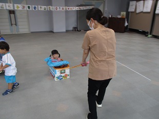 船にのって運んでもらっているお友だち