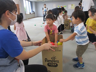 玉入れを楽しむお友だち