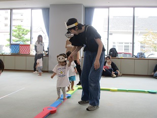 平均台を渡るようす