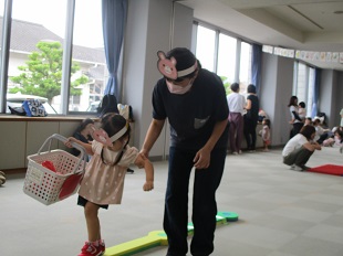 平均台を渡るお友だち