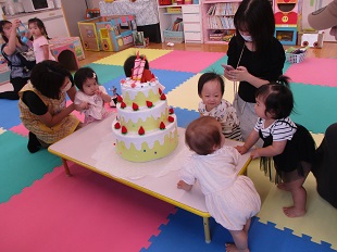 ケーキに集まるお友だち