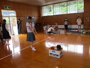 箱にのせて子どもを引っ張る生徒さん