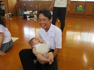 赤ちゃんを抱っこするお兄ちゃん