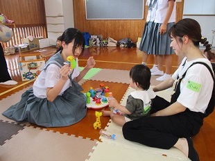 おもちゃで一緒にあそぶ生徒さん