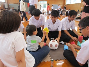 ボールで遊んでいるお友だちと生徒さん