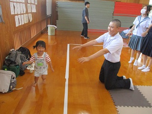 追いかけっこを楽しむお友だちと生徒さん