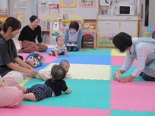 手作り人形に集まっているベビーちゃんたち