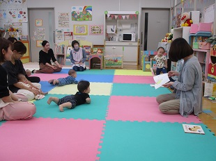 絵本の読み聞かせを楽しむベビーちゃんたち