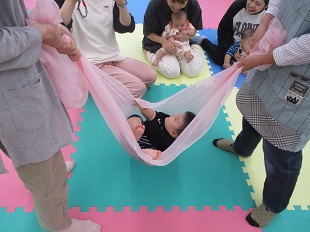 シフォンのブランコを楽しむベビーちゃん