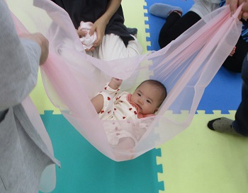 シフォンのブランコを楽しむ3か月のベビーちゃん