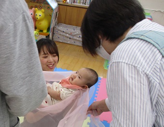 ママの腕に抱かれるベビーちゃん