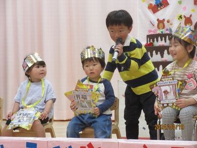 兄弟に手伝ってもらって発表をしています