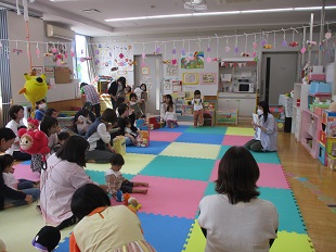 アリスさんの読み聞かせの様子