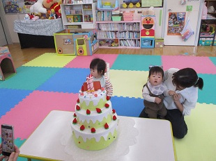 ケーキに集まるお友だち