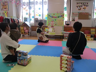 絵本の読み聞かせを楽しむ親子