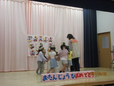 ケーキを囲んで歌をうたってもらいました