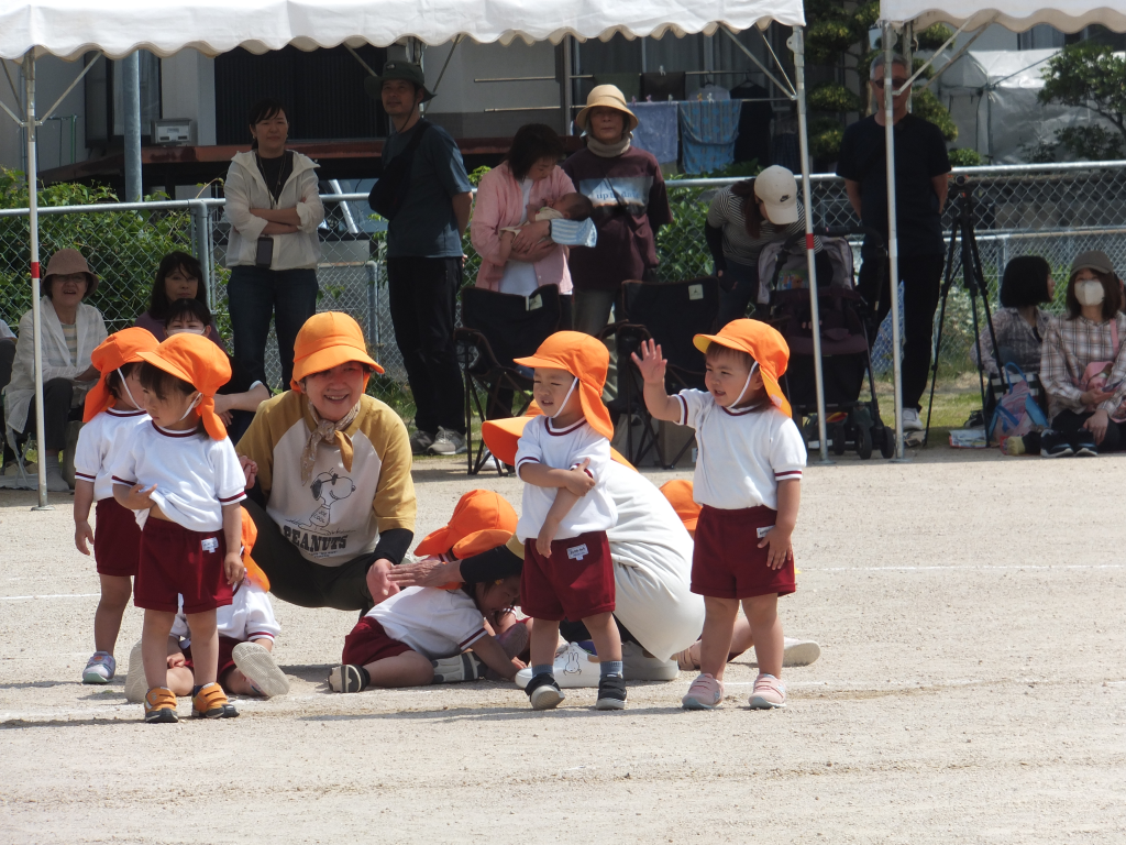2歳児のかけっこです
