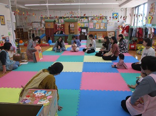 大型絵本の読み聞かせの様子
