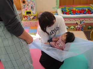 ママに抱っこされて嬉しそうなベビーちゃん
