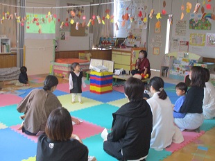 講師の話しを聞くママたち