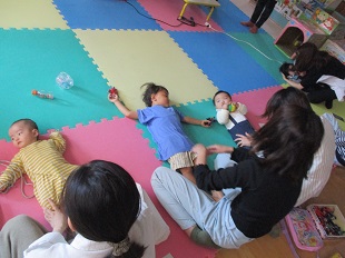 マッサージを受ける子どもたち