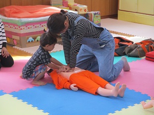 親子で心肺蘇生法に挑戦しているようす