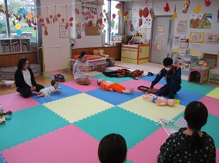 AEDの使い方を指導している消防士さん