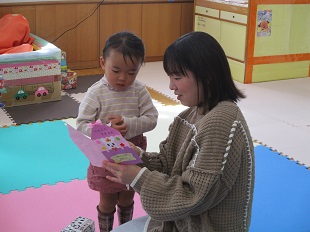 お誕生日カードを手に取る親子