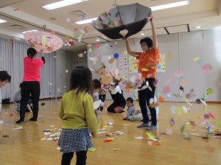 落ち葉に大興奮のお友だち