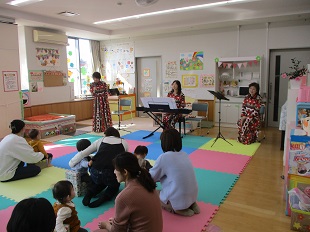 倭楽さんの歌を楽しむ親子の様子