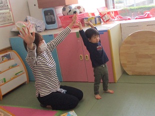 むすんでひらいてをおどっている