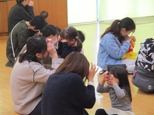 手遊びを楽しむ親子の様子