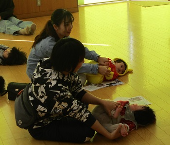 赤ちゃん体操を楽しむ親子